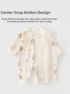 Detail der Druckknopfleiste am beigen Baby-Body aus Baumwolle mit süßem Bären-Print