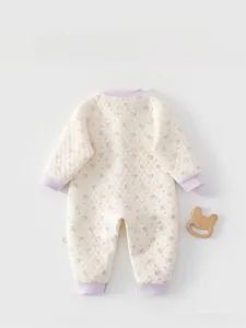 Détails du motif matelassé au dos et des imprimés floraux de ce body pour bébé