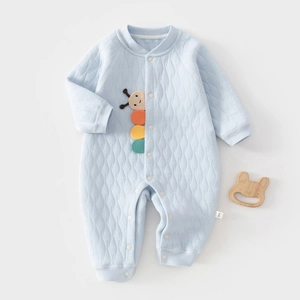 Détail d'une grenouillère matelassée pour bébé en bleu clair avec broderie chenille