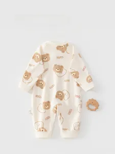 Detailansicht eines Baby-Bodys aus Baumwolle mit Bärenmuster und weicher Textur