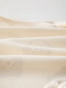 Détail macro du tissu en coton doux respirant avec motif mignon d'oursons