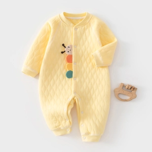 Détail d'une grenouillère matelassée jaune pour bébé avec broderie chenille arc-en-ciel