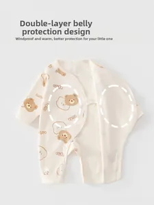 Détail d'un pyjama bébé en coton montrant la double protection ventrale et les liens