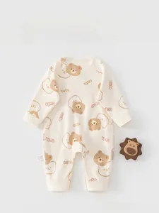 Gros plan détaillé d'une barboteuse bébé en coton avec des motifs d'oursons mignons