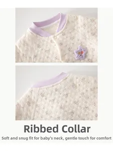 Détail de l'encolure violette et du tissu matelassé en coton floral pour bébé