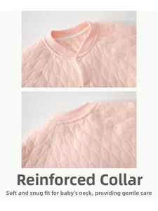 Détail d'une barboteuse bébé en coton matelassé avec col rond rose et boutons