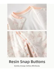Détail des boutons-pression en résine sur combishort bébé fleuri en coton doux