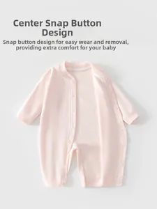 Detail eines babyrosa Baumwoll-Stramplers mit praktischem Druckknopfverschluss