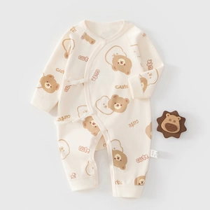 Détail de la grenouillère pour nouveau-né en coton avec motif ours et liens doux