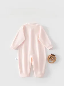 Rückansicht eines rosa Baby-Stramplers mit langen Ärmeln, weichem Baumwollstoff und Rippbündchen