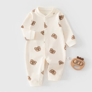 Detail eines Baby-Baumwollstramplers mit Bärendruck und Druckknöpfen zum Windelwechseln