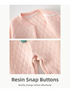 Détail de la barboteuse matelassée rose avec boutons-pression en résine et texture en coton