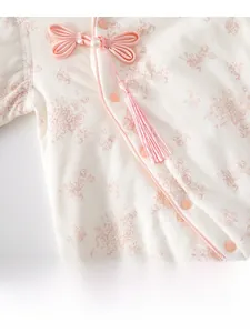 Détail de la barboteuse pour bébé de style chinois avec imprimé fleuri et glands