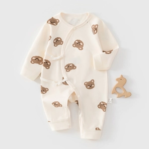 Détail de la grenouillère en coton pour nouveau-né avec motifs d'ours et attaches latérales
