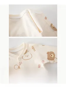 Detailansicht Baby-Strampler mit nahtloser Verarbeitung, Bären-Print und Schulterknöpfen