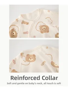 Détail de l'encolure en coton pour bébé avec imprimé ours mignon et coutures douces