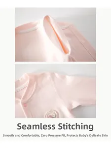 Details des Baby-Baumwoll-Stramplers mit flachen Nähten und feiner Spitzenstickerei