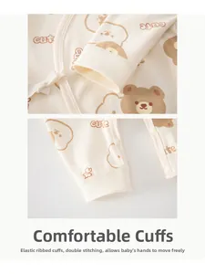 Détail d'un body bébé en coton avec poignets côtelés et coutures à double renfort