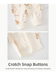 Detail der Druckknöpfe am Baby-Strampler mit Bärenmotiv und weichem Baumwollstoff für Babys