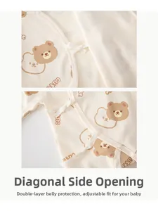 Détail d'un barboteuse kimono bébé en coton bio avec motifs d'ours et nouage latéral