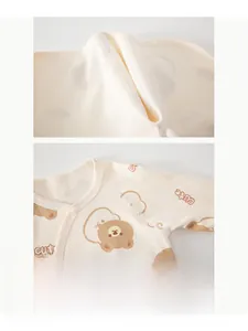Détail de couture plate sur ce body bébé en coton avec imprimé ours mignon