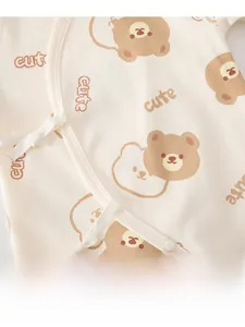Détail du body bébé en coton biologique avec motif ours et boutons-pression sécurisés