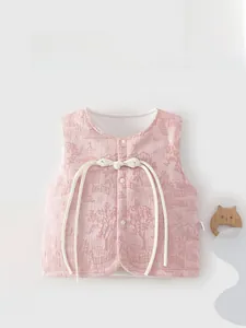 Gros plan du gilet d'hiver rose pour bébé avec texture jacquard de style chinois raffinée