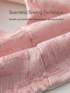 Gilet bébé matelassé rose avec couture sans os pour un portage lisse et confortable