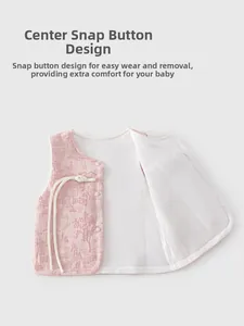 Vue détaillée du gilet en coton rose avec texture florale et fermeture à boutons