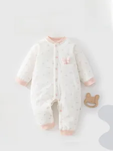 Détails d'une barboteuse fleurie pour bébé avec boutons-pression et nœud rose en 3D