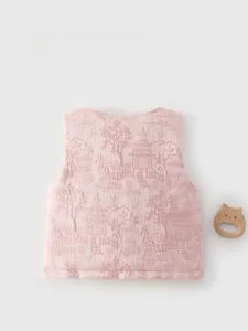 Détails du dos d'un gilet matelassé rose pour bébé avec broderie chinoise traditionnelle