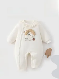 Dettaglio tutina neonato in cotone con colletto in pizzo e ricamo con bottoni a pressione