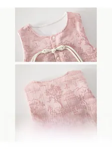 Détail de l'encolure confortable et des boutons chinois blancs sur le gilet rose