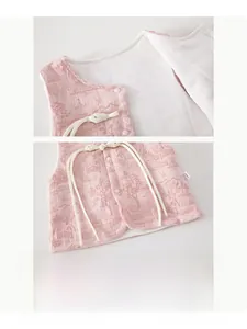 Détails du gilet matelassé rose pour bébé avec boutons pression et motifs traditionnels