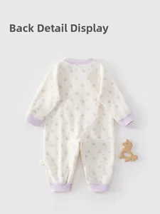 Vue arrière d'une grenouillère en coton doux pour bébé avec motif floral violet