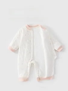 Détail d'une grenouillère matelassée pour bébé avec boutons-pression et motifs floraux