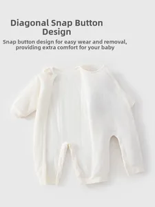 Dettaglio di tutina neonato in cotone a coste color crema con chiusura a scatto diagonale