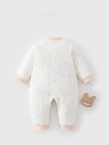 Détail du dos de la grenouillère florale pour bébé avec des poignets côtelés roses en coton