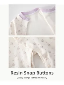 Détails d'un body pour nouveau-né en coton avec boutons-pression en résine et fleurs