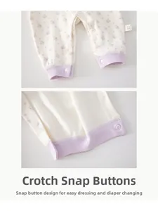 Détail de la grenouillère en coton pour bébé à motif floral avec boutons-pression