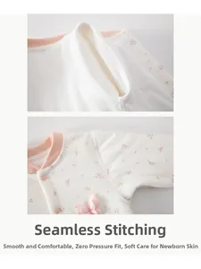 Détail de couture sans os et décoration de nœud sur le body floral pour bébé en coton