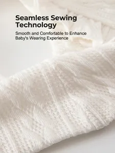 Gilet en tricot blanc pour bébé avec coutures plates pour un confort exceptionnel
