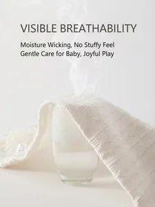 Gilet en tricot blanc pour bébé respirant montrant l'évacuation de la vapeur