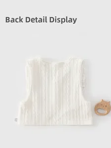 Vue détaillée du dos d'un gilet en tricot pour bébé crème avec motif de torsades