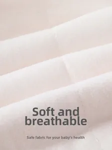Dettaglio macro del tessuto in cotone trapuntato rosa con trama morbida e traspirante