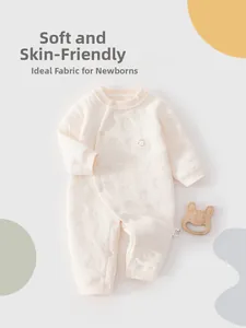 Vue détaillée du tissu jacquard en coton doux sur la grenouillère pour nouveau-né avec boutons