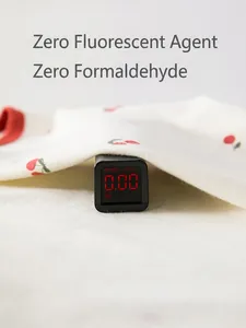 Body da neonato in cotone bianco con motivo ciliegia sottoposto a test di formaldeide