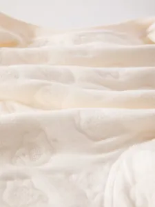 Gros plan du tissu en coton doux pour bébé avec motif jacquard d'ours en relief