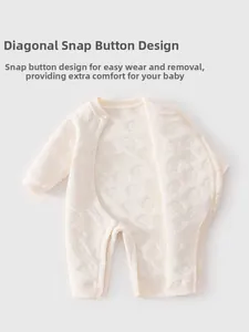 Détail d'une combinaison bébé en coton avec jacquard animalier et boutons pressions