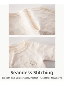 Détail de grenouillère matelassée pour bébé avec broderie et couture douce sans couture